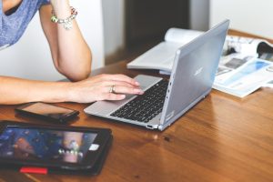 Jak ustawić zdjęcie jako tapetę w Windows 11 komputer windows