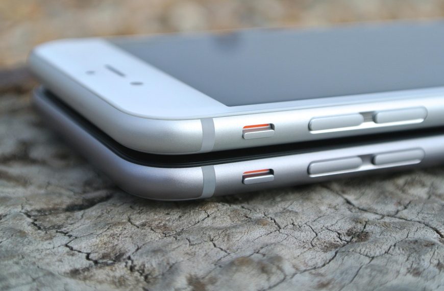 Zmieniłem telefon. Jak przegrać dane na nowe urządzenie? Oba są marki Samsung.