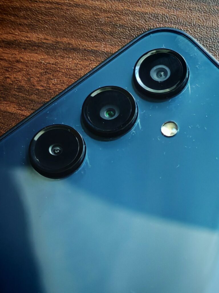 Smartfon po wakacjach – co sprawdzić w telefonie, aby działał szybciej? smartfon po wakacjach01